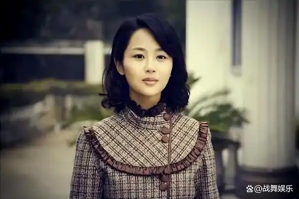 杨紫年少成名,凭借《家有儿女》中的角色小雪成为家喻户晓的小演员.