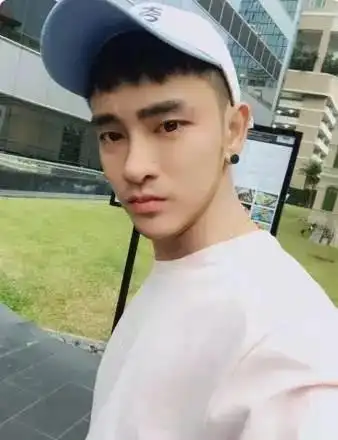 泰国小哥花74万从丑男变网红而他两年花6万成男神