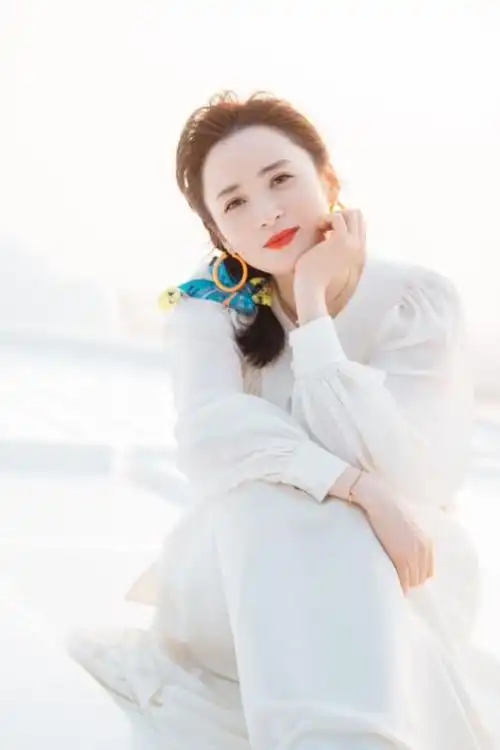 蒋勤勤不愧是琼瑶女郎穿白裙拍写真大气优雅陈建斌捡到宝