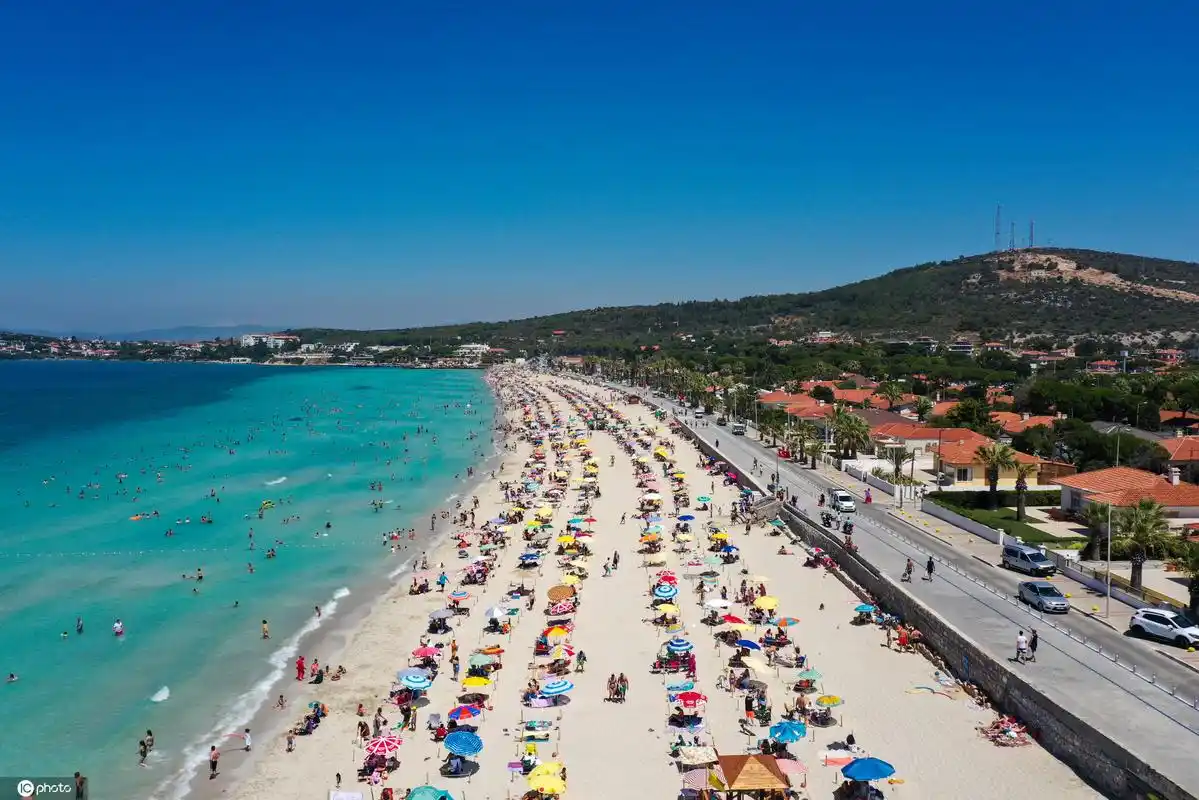 土耳其海滩度假游客络绎不绝 遮阳伞星罗棋布