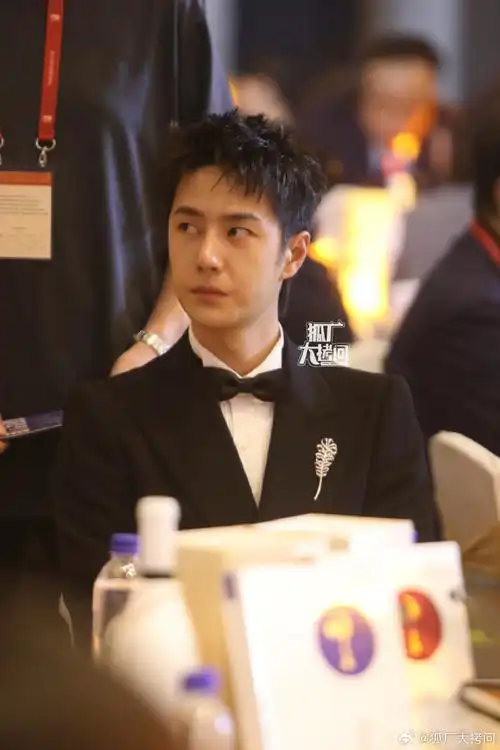 灯光下的王一博好贵#王一博今日生图来了,短发黑西装好贵好乖