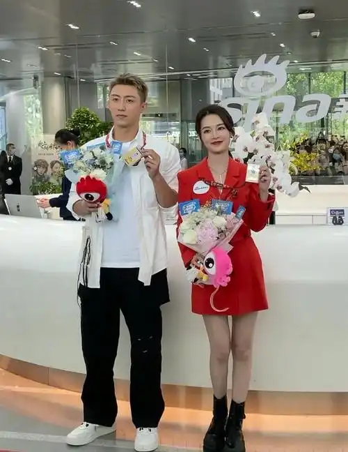 李沁黄景瑜新浪扫楼,穿红色西装裙的李沁也太亮眼了,白得发光|短裙