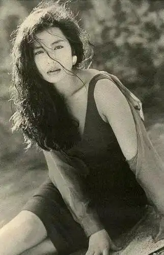 钟楚红30年前旧照被扒出,身穿吊带小露香肩,风情万种太迷人