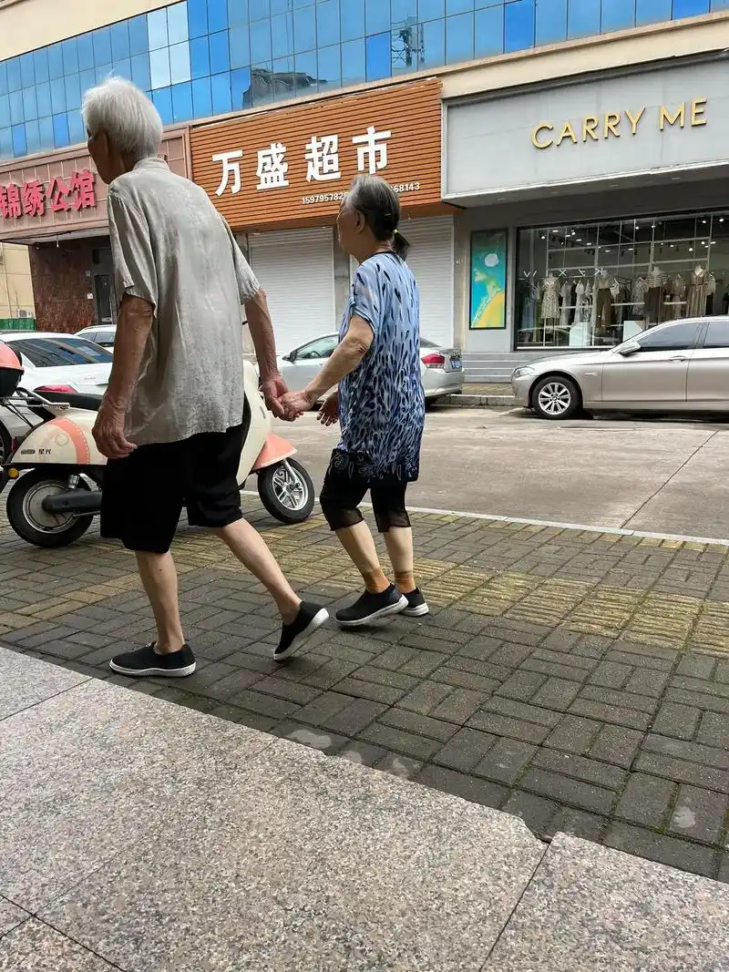 坐在马路牙子边看到一对爷爷奶奶手牵手逛街 #牵手背影 #就这 - 抖音