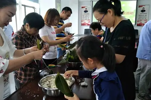 郴州市湘南学院社区开展"端午节包粽子"比赛