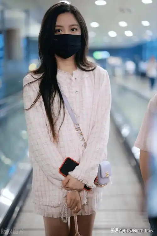 王艺瑾上海到达,粉色淑女风穿搭温柔甜美_机场