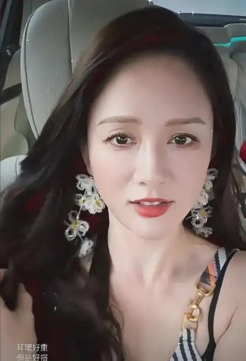 体重控制在一百左右确实不容易,为了庆祝自己减肥成功,陈乔恩特意好好