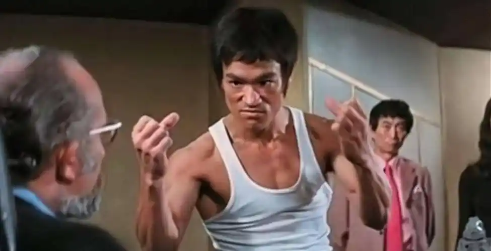 李小龙《猛龙过江》影像成龙一直在说自己是双股,肌肉比李小龙熟.