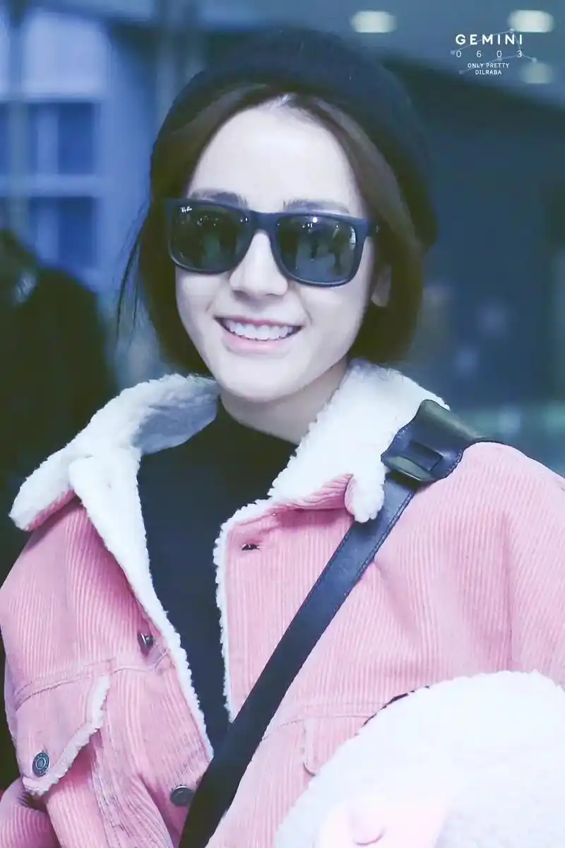 向全世界安利 #迪丽热巴  我家大明星的早期机场,那会还奶 - 抖音