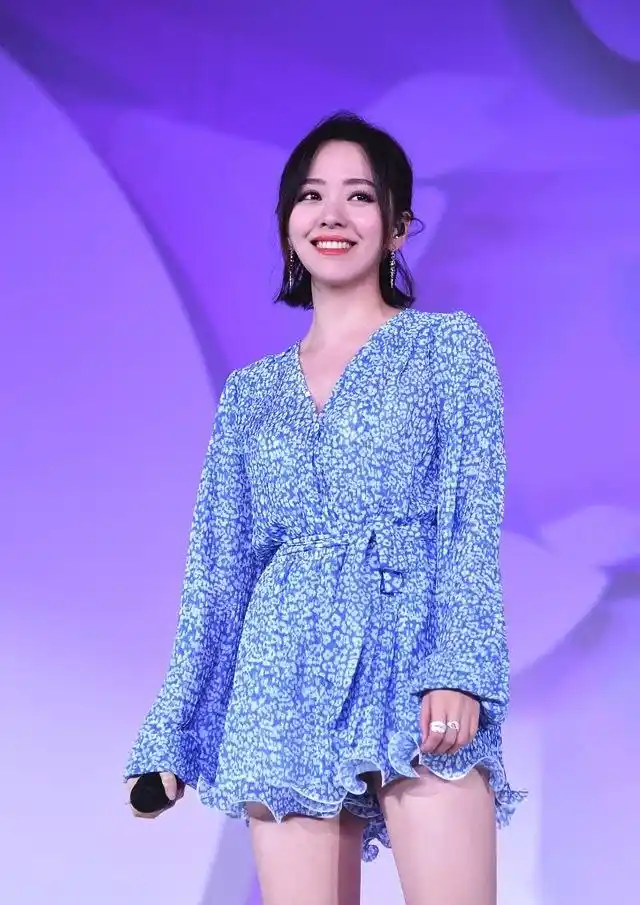 12月3日,西安,张靓颖出席某品牌活动,她身穿蓝色碎花短裙搭配灵动短发