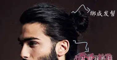 黑色的中长发发丝向后梳理在发顶做成精巧的丸子发髻,发顶略带饱满感