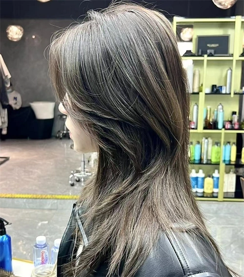 这一发型层次感很强,高层次,头发整体打薄发尾处偏碎,刘海很重要.