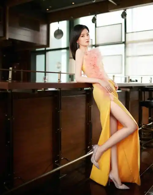 专属的礼服,耀眼的亮片元素,纤细的修身剪裁,还有乔欣天生的a4款纤腰