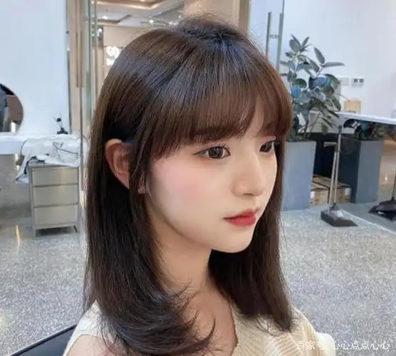 这是一种很自然的发型,发尾微微扣,简单自然.