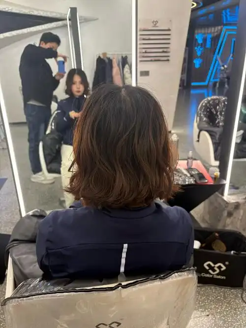 女士短发微卷烫