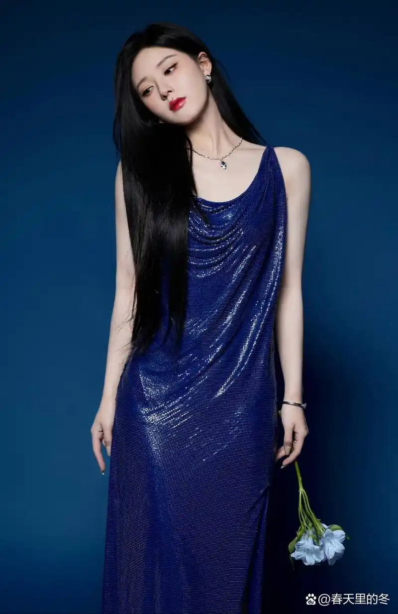 97#赵露思# 那个身穿蓝色连衣裙的黑发女子,仿佛是夏日的微风轻抚过