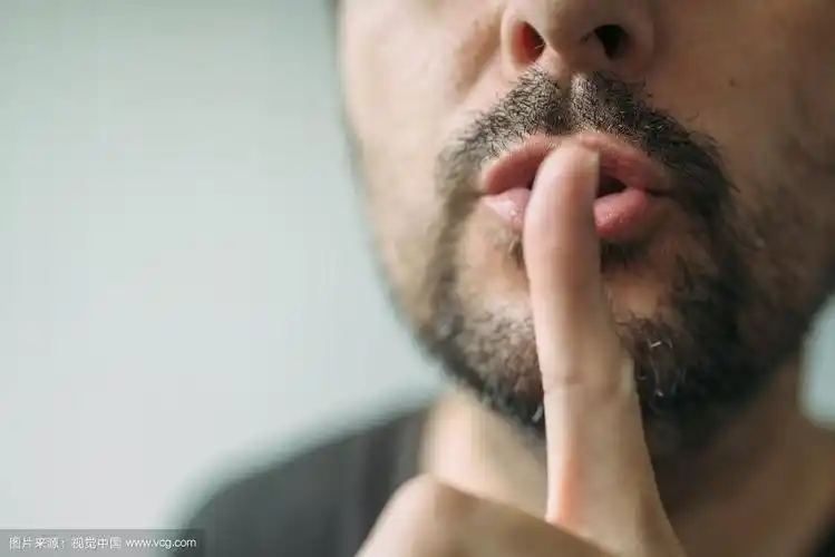 手指放在嘴唇上,男人做着嘘的手势