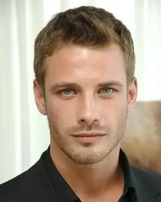 络腮胡子不至于太重的男生,可以尝试这款短发设计,个性的橄榄头发型