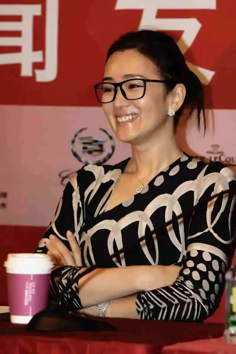 57岁巩俐素颜霸气亮相,肤嫩似少女,黑框眼镜尽显知性美