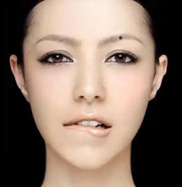 富可敌国;若是人耳垂上有此吉痣,就意味着其会短命,以及财运上佳;耳轮