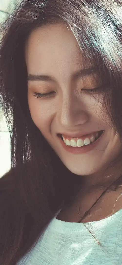 快乐的女孩,微笑,墙,阳光 iphone 壁纸