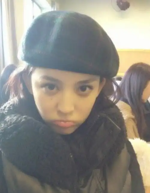 校园时期的古力娜扎的一组照片曝光,在教室中自拍,在排练室休息各种