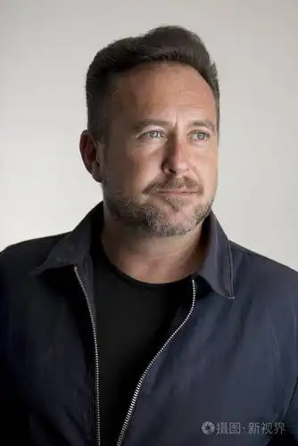 大胡子男人穿着衬衫和夹克看着别处的肖像照片-正版商用图片01lzip-摄