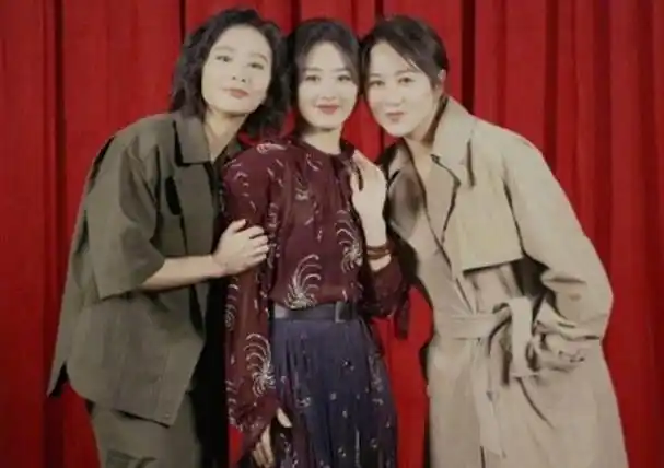 一部电影,人情世故,江湖地位,都在这张合照上体现得淋漓尽致