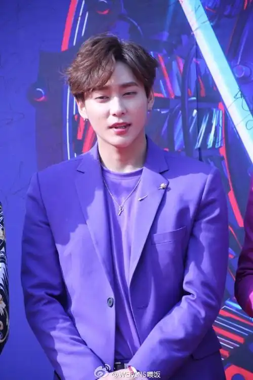 第四届音悦v榜年度盛典#中韩人气组合#uniq#今天身穿紫色应援色的衣服