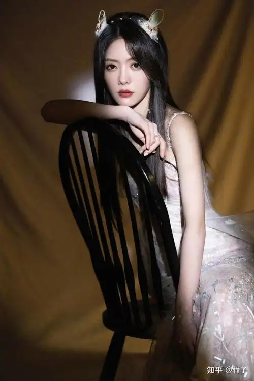 蔡文静最新美照分享,化身小玉兔可爱又美丽,蔡文静也好美啊!