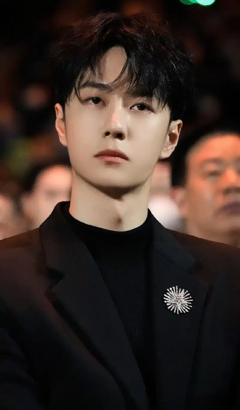 王一博微博之夜内场神图频出,戴手套原因曝光引粉丝心疼