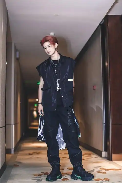 卡宾品牌活动高清图花絮出炉小鬼酷力全开全方位展示优秀肌肉线条