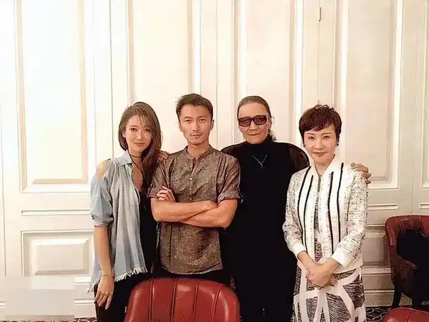 现任丈夫江耀城,在江耀城的开解下,她终于走出了阴霾,甚至和谢贤也