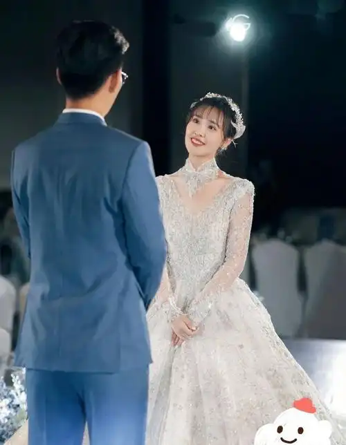 作为一名影响力巨大的网红,房琪结婚的消息让众多其粉丝都狂呼"女神