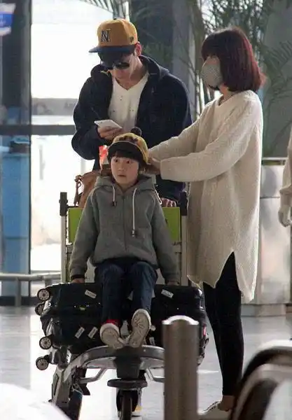 不一会就和张亮会和了,前不久张亮宣布和妻子寇静分手,现在一家四口又