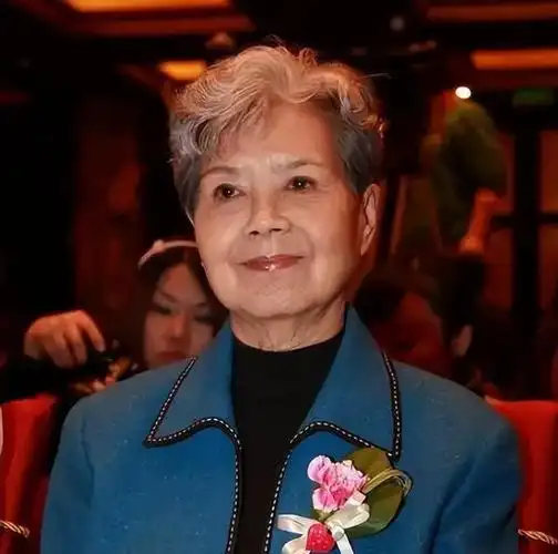 央视第一女主持人离世,事业爱情双全,唯独儿子是她一生的心结