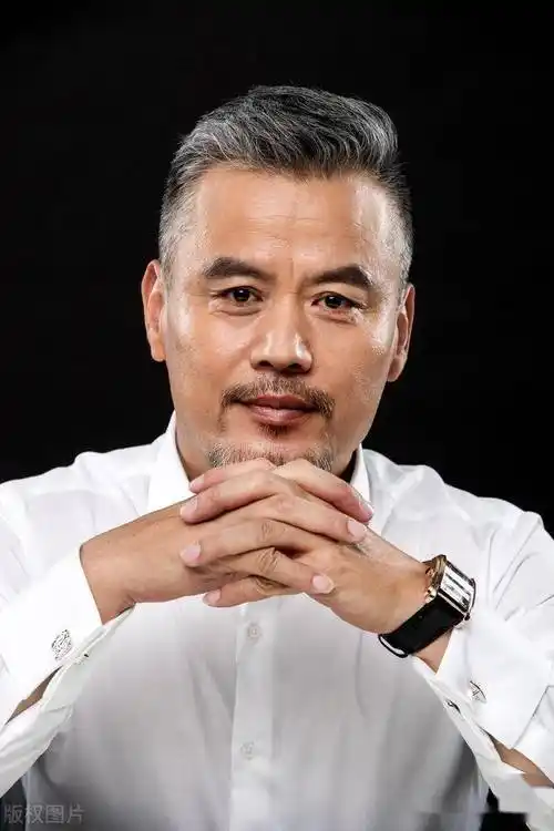 男人50岁后,如果头发稀疏的话,建议选这3种发型,帅气还显发量