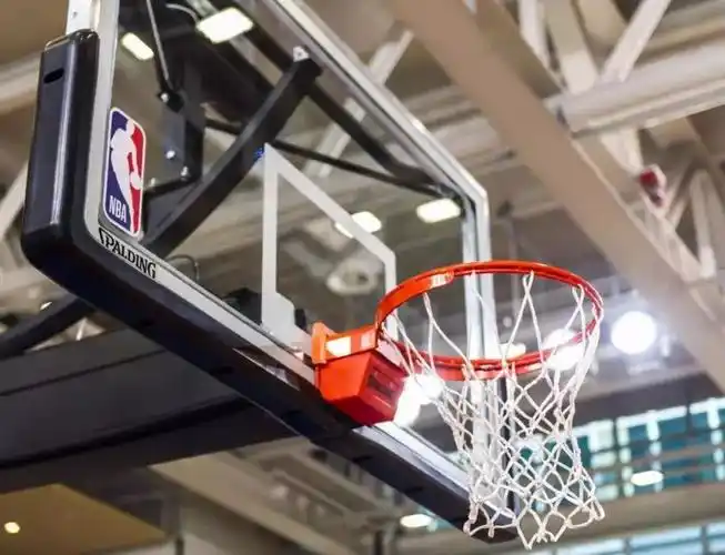 无论是地板,篮球架,更衣室,淋浴间,全部按照nba规格设计建造,最大程度