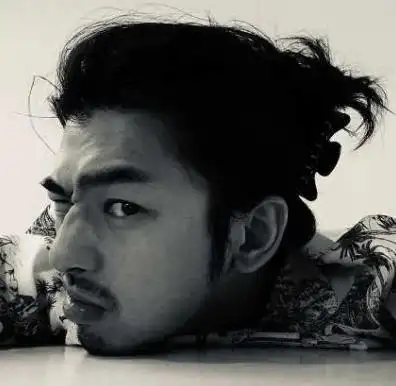 长发陈柏霖散发男人味!大仁哥晒家人合照,爸妈基因好强