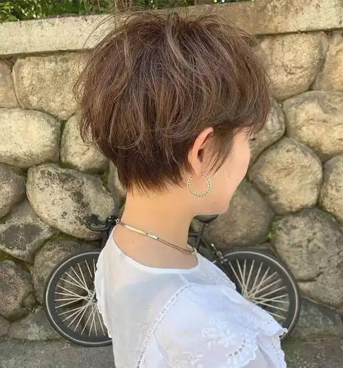 蓬松有型的纹理烫发型