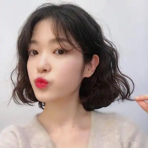 2021冬天你就差一款"慵懒法式蛋卷烫"_发型