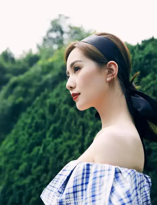 刘诗诗最新造型,一字肩格纹裙装配以黑色皮质雕刻腰封