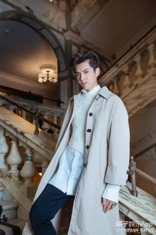 吴亦凡全球代言人身份亮相burberry2017秀场!