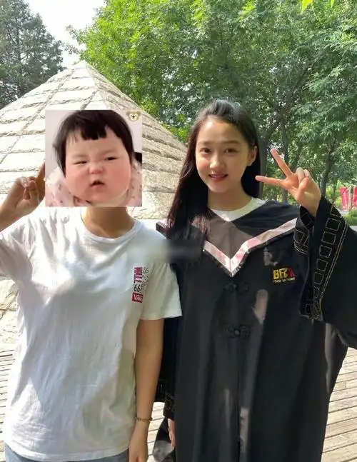 关晓彤拍毕业照