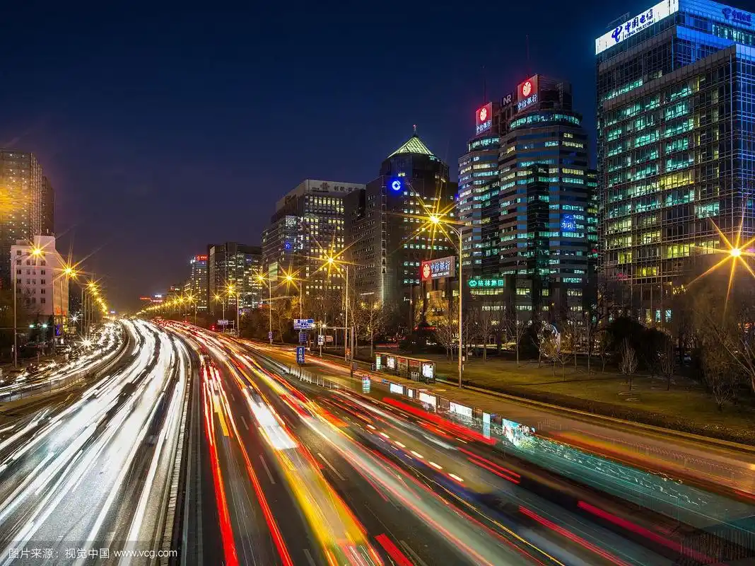 北京西二环夜晚城市道路车流灯轨