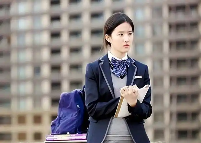 就算是最简单的蓝色条纹校服也能被刘亦菲穿出来仙气的感觉,尤其是在