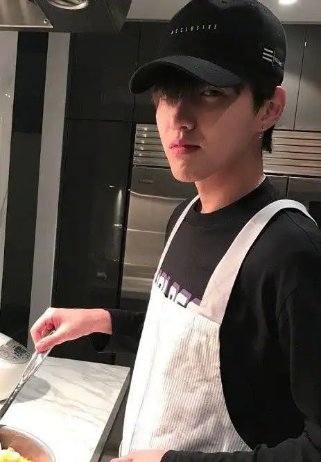 第一张照片说的是吴亦凡,他戴的围裙是白色的,看起来倒是挺好看的.