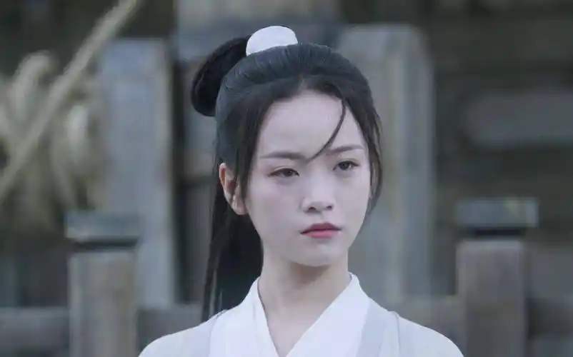 背景强大的李庚希,依仗父亲搭上徐静蕾走红,后因乱