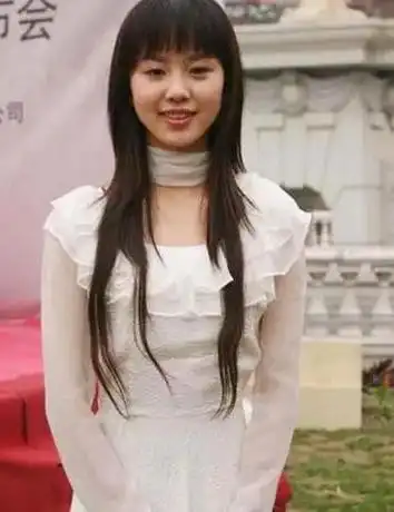 18岁刚成年的刘诗诗亭亭玉立双眼无神身姿挺拔真的好养眼