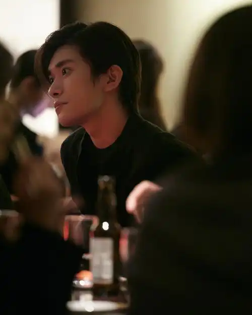 全黑色系的穿搭风格也是给我们展现出了满满的那种松弛感,真不愧是